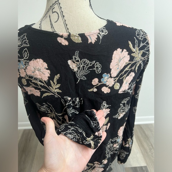 Black Floral Light Weight Blouse! - Picture 6 of 12